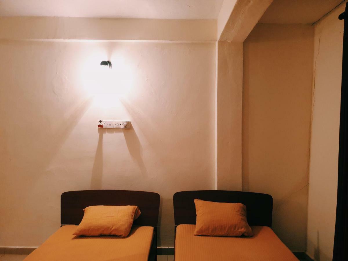 Oasis Skybeach Hostel - Negombo Buitenkant foto