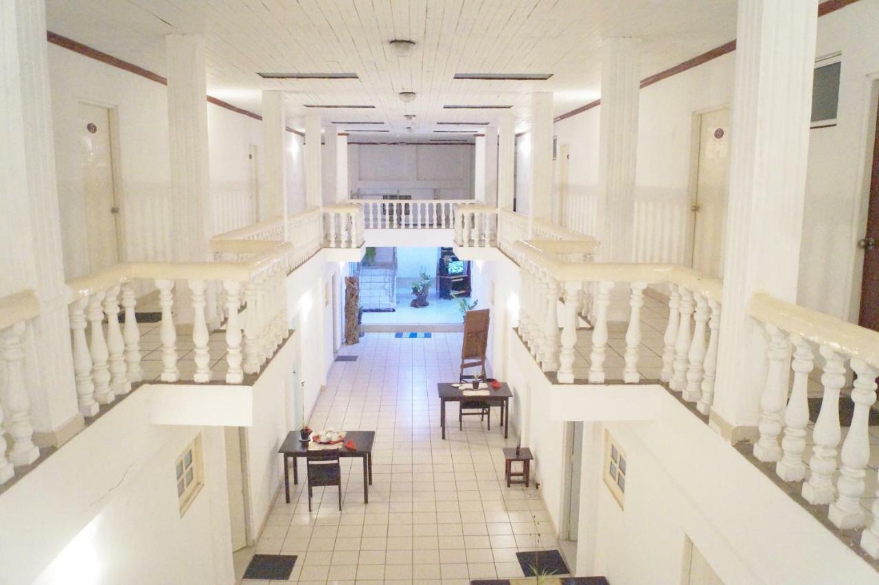 Oasis Skybeach Hostel - Negombo Buitenkant foto